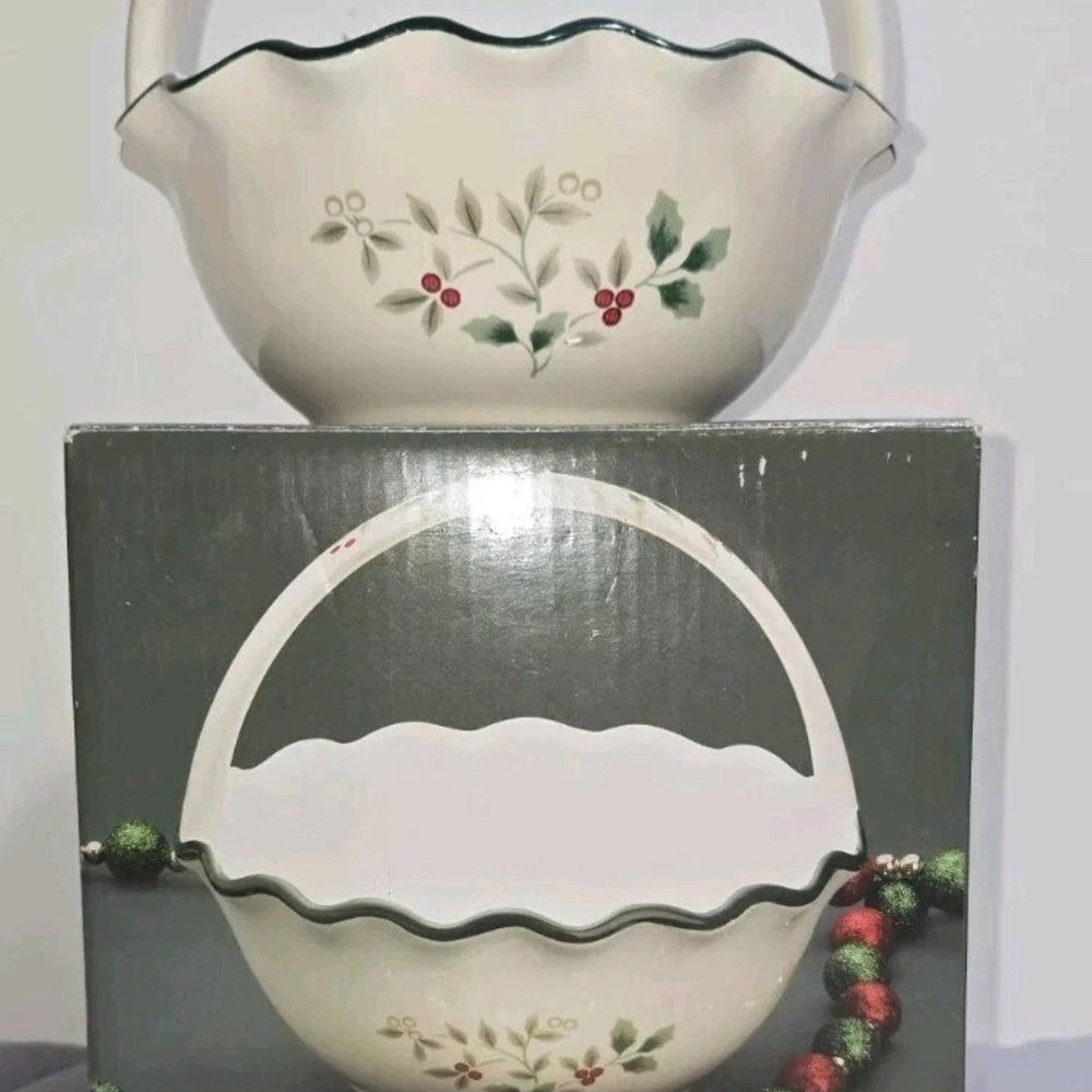 6" Handled Basket Winterberry by PFALTZGRAFF Candy Dish Christmas Holidays